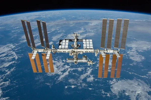 Capa de Estação Espacial 3D